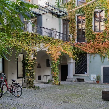 Old Town Concierge Muzeum Warszawy ワルシャワ